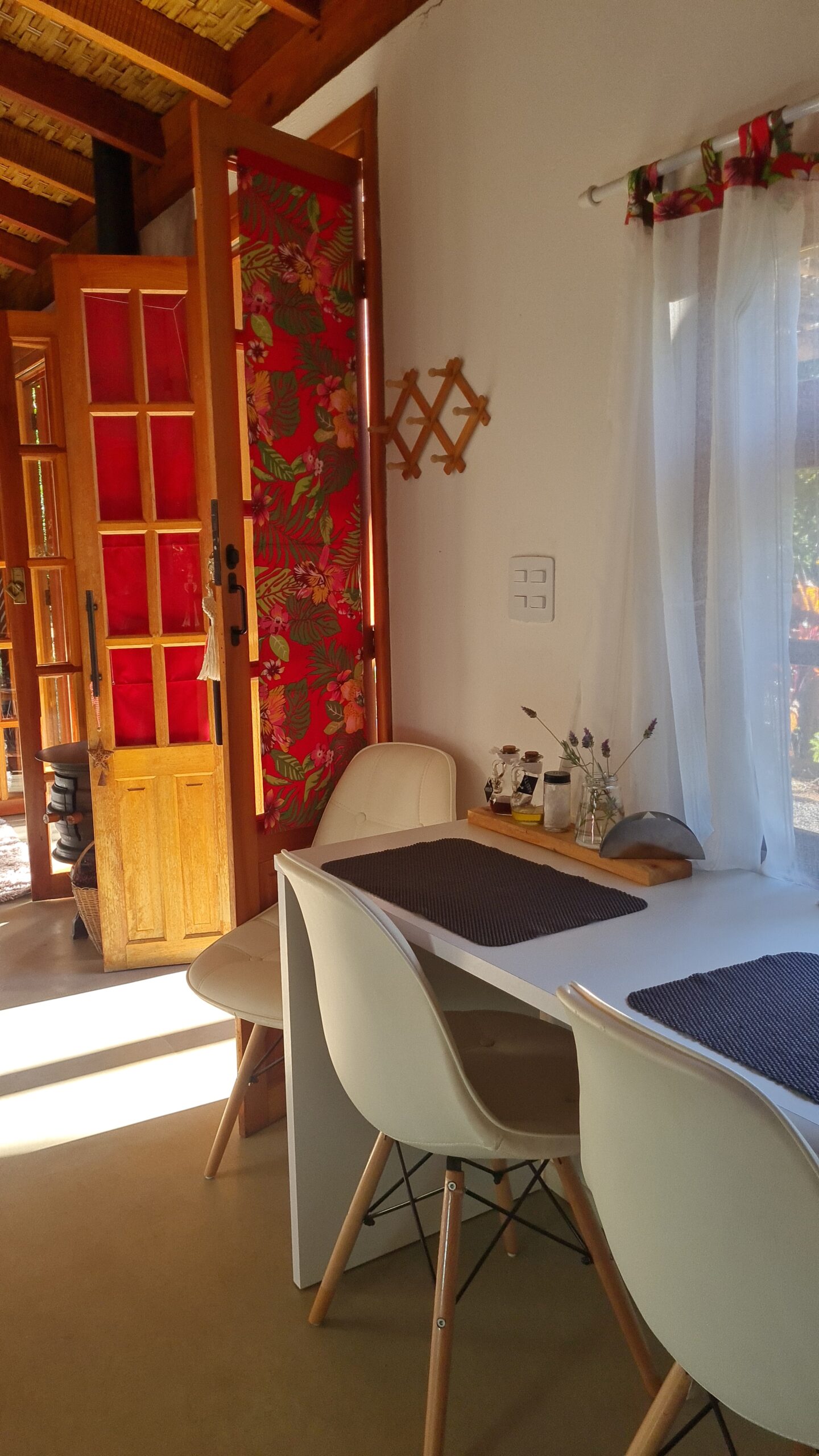 Cortina romana vermelha.Casa de Campo Cabanário Pequena e Aconchegante com muito conforto