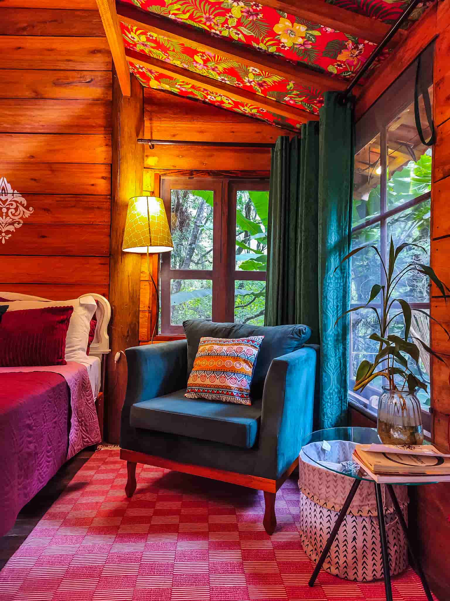 Poltrona verde. Luminária rustica. Conforto em quarto com lareira Cabanário cunha-sp