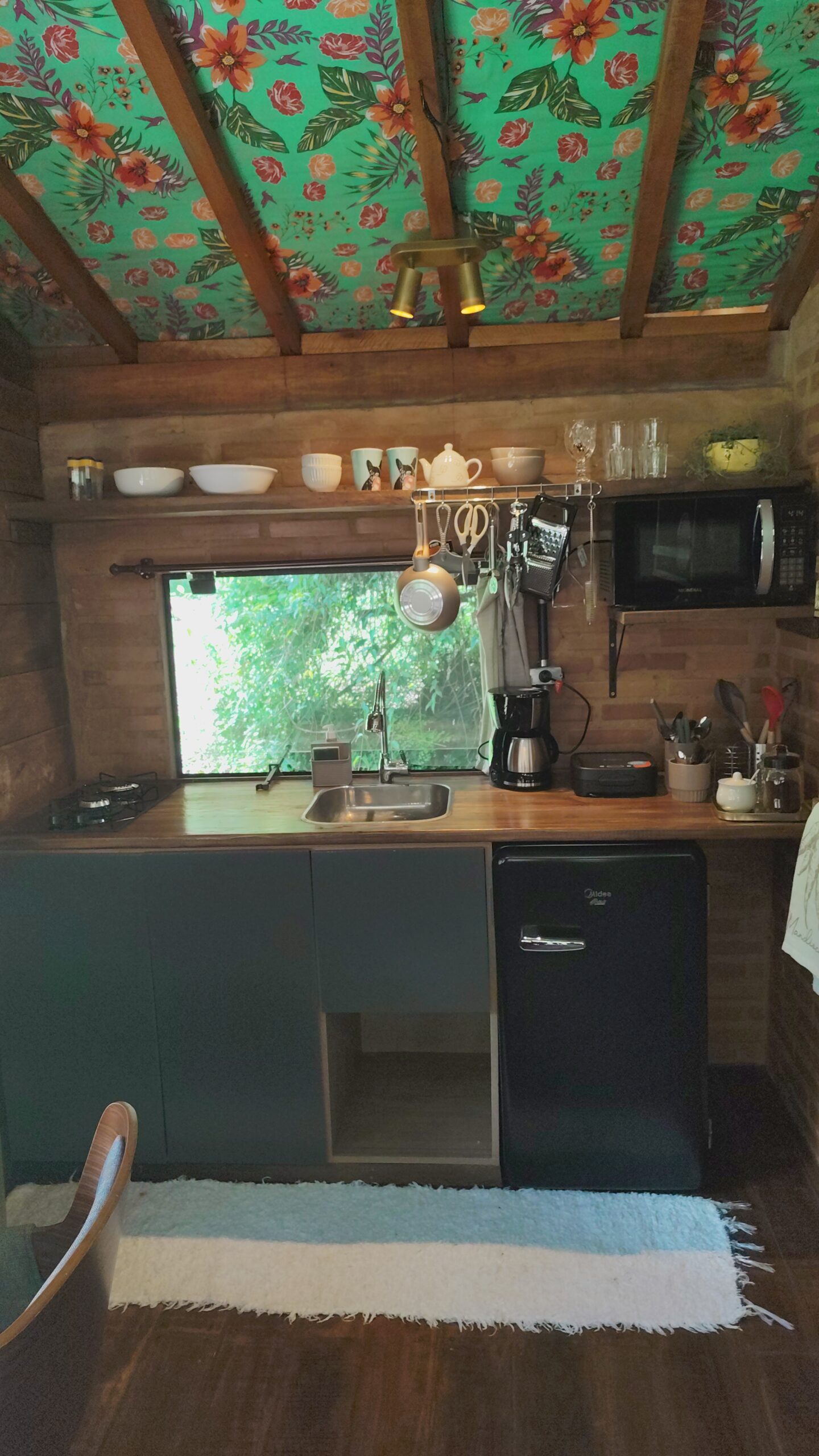 Cozinha equipada para refeições rápidas. Praticidade na cabana de madeira