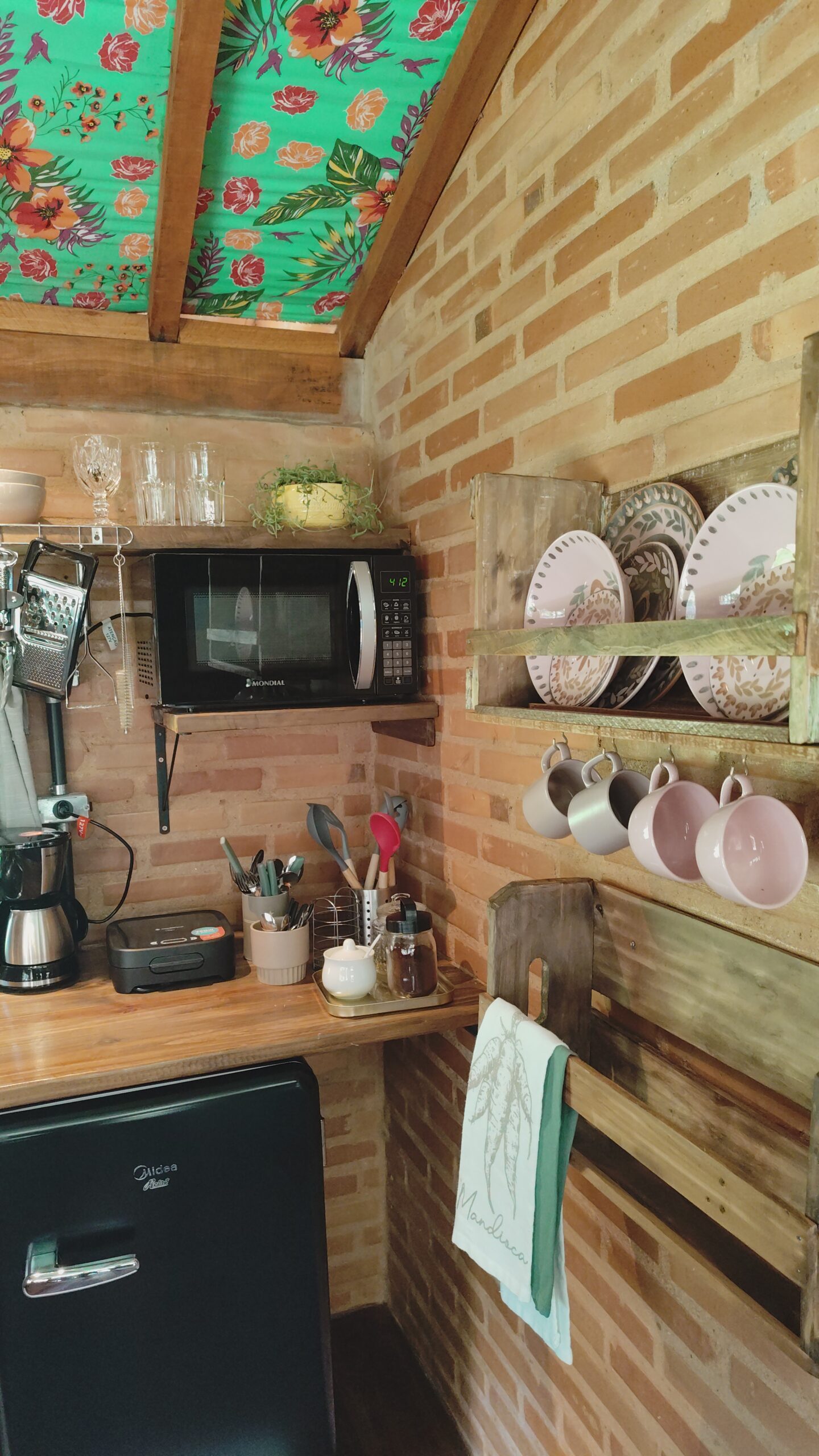 Cozinha equipada na cabana com cafeteira, microondas, forninho, louças,