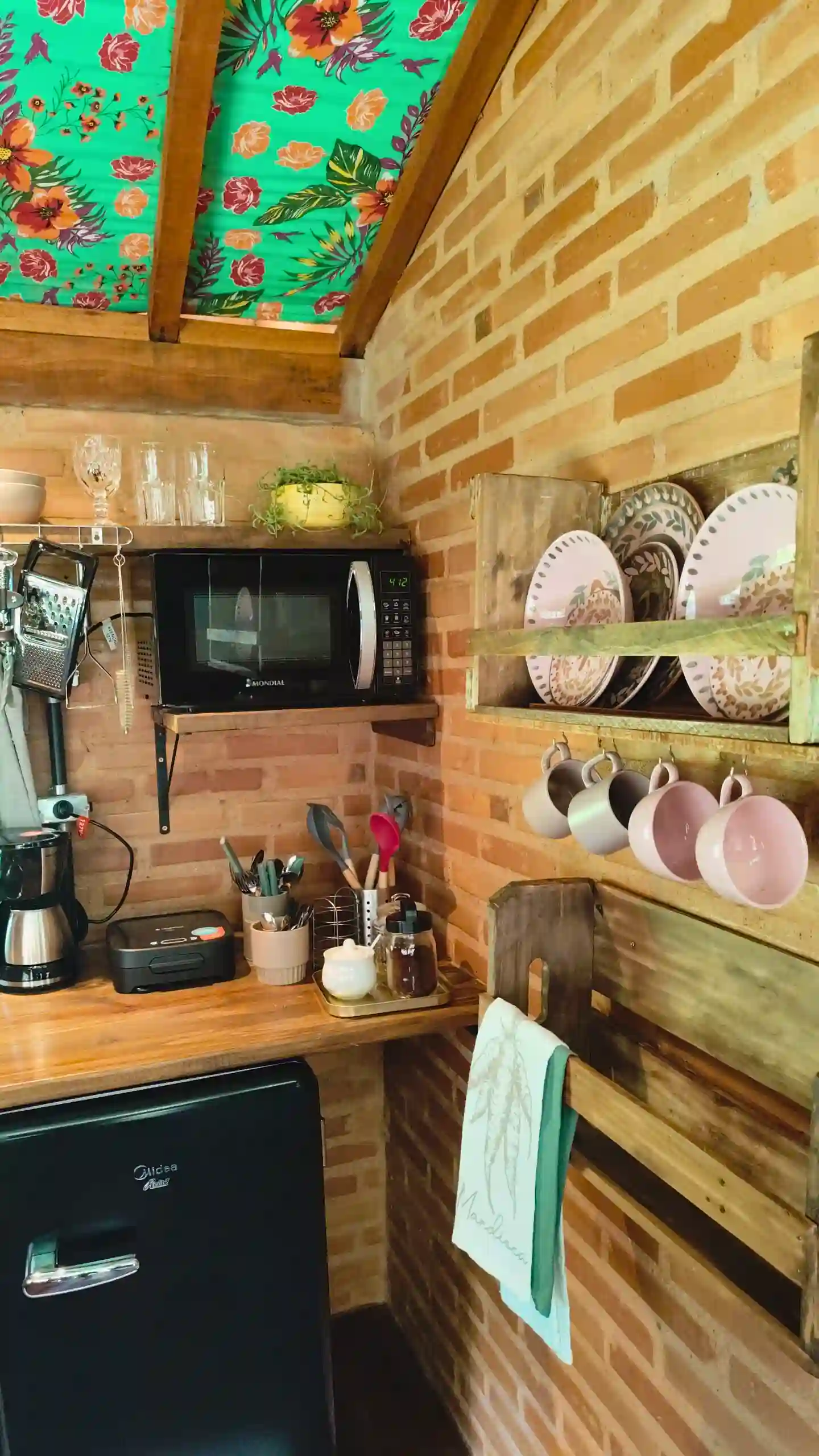 Cozinha equipada na cabana com cafeteira, microondas, forninho, louças,