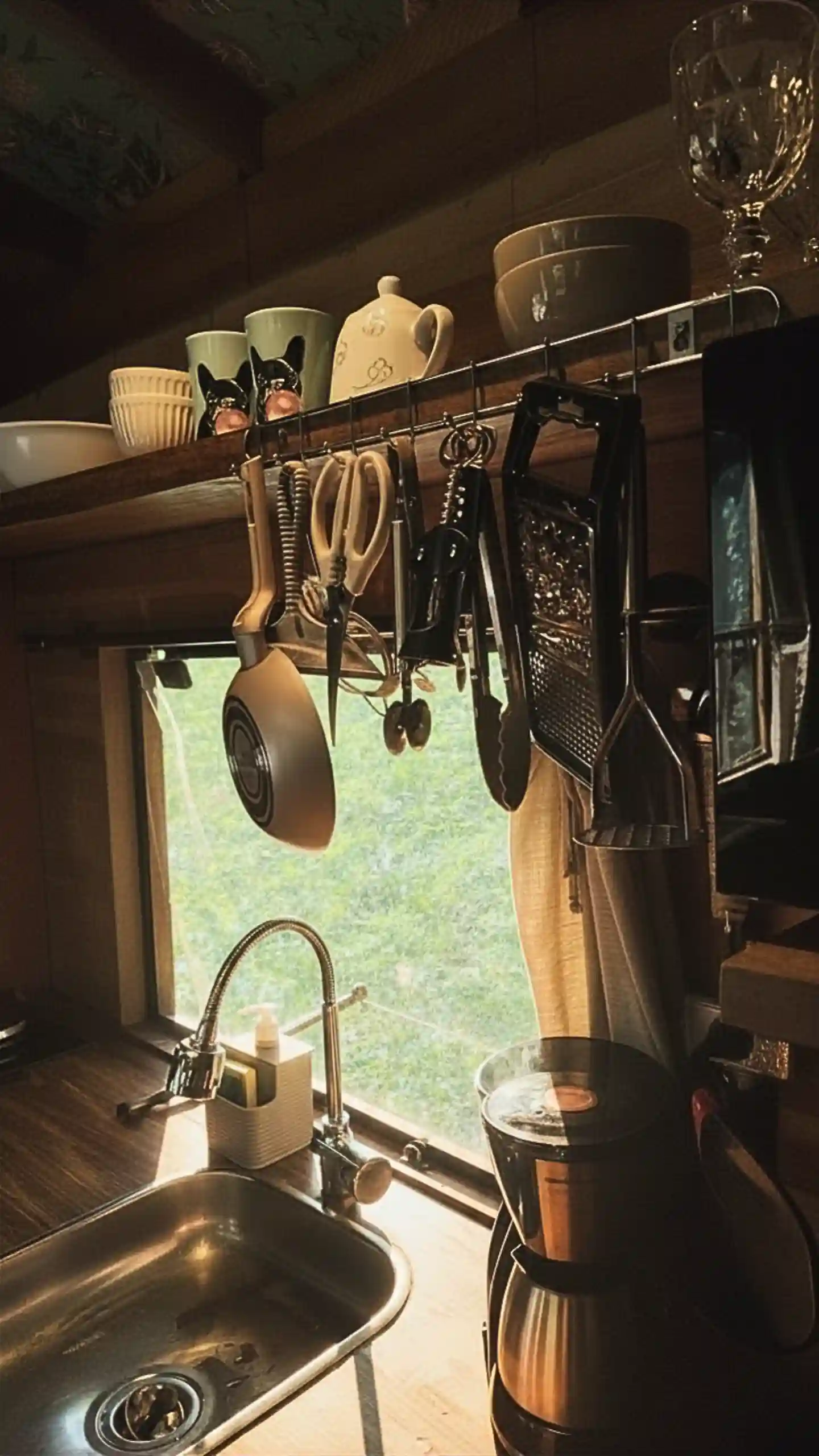 Equipamentos da cozinha da cabana na mata