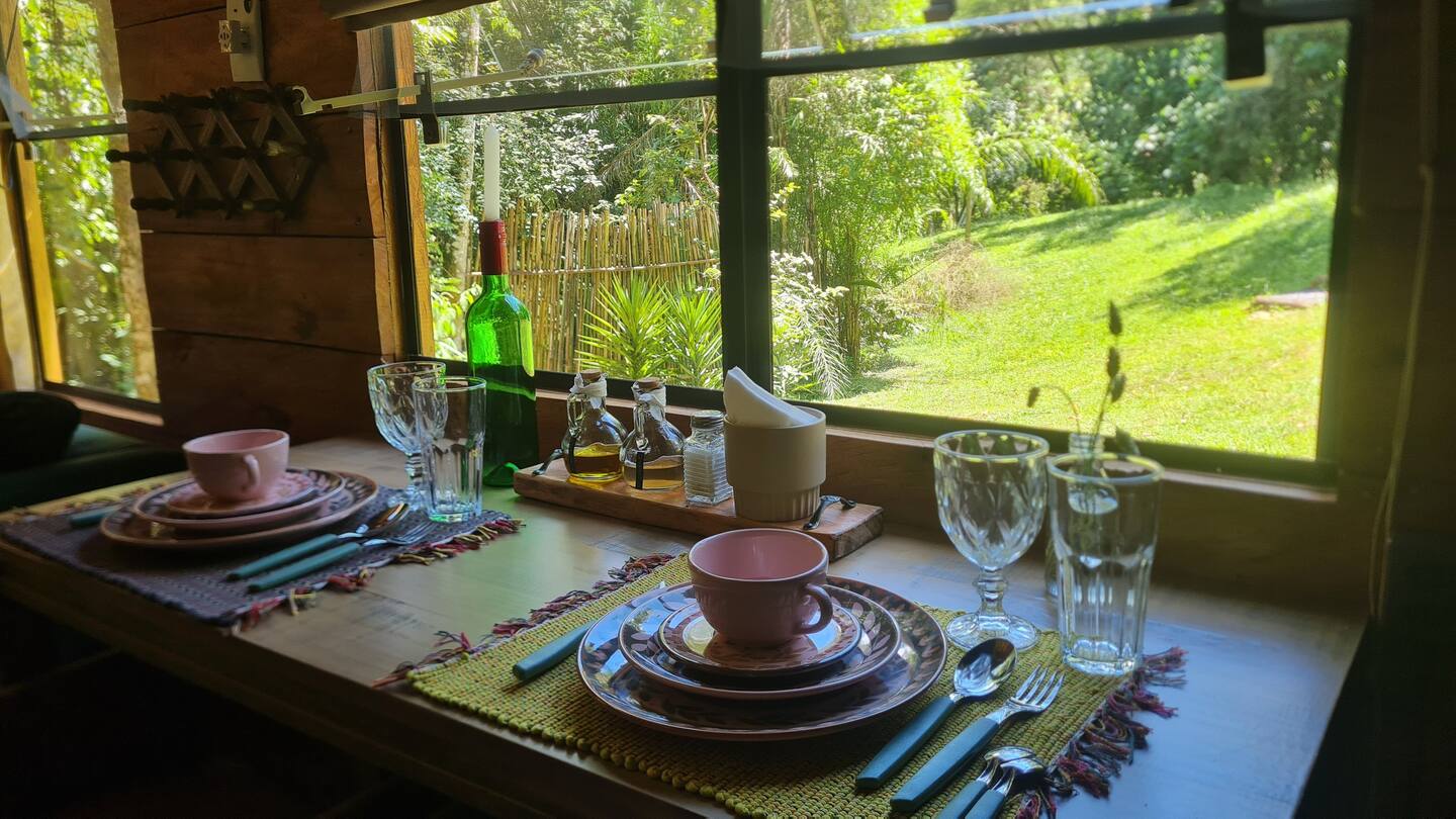 refeicao em cabana na floresta