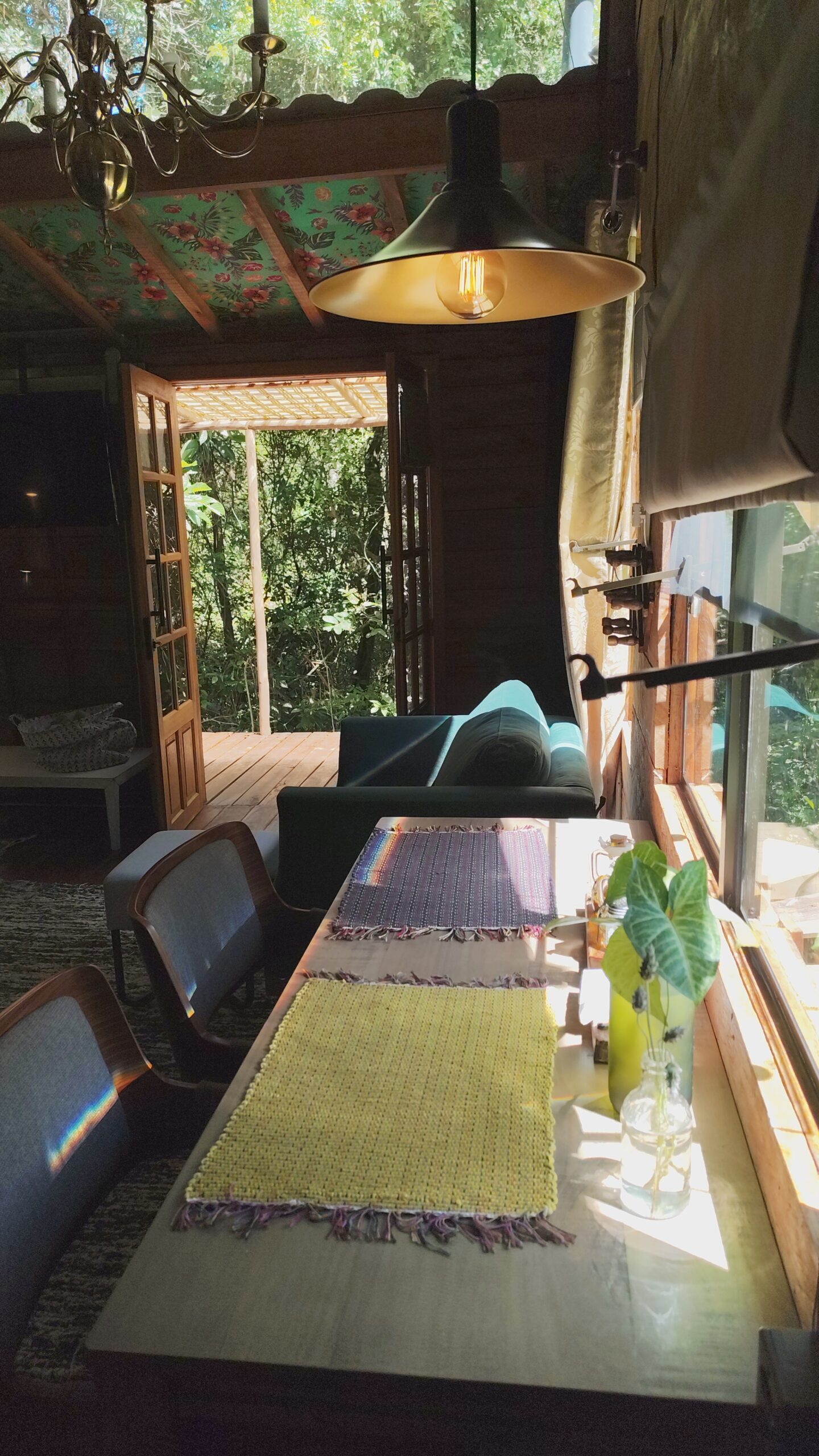 Mesa jantar em cabana da mata