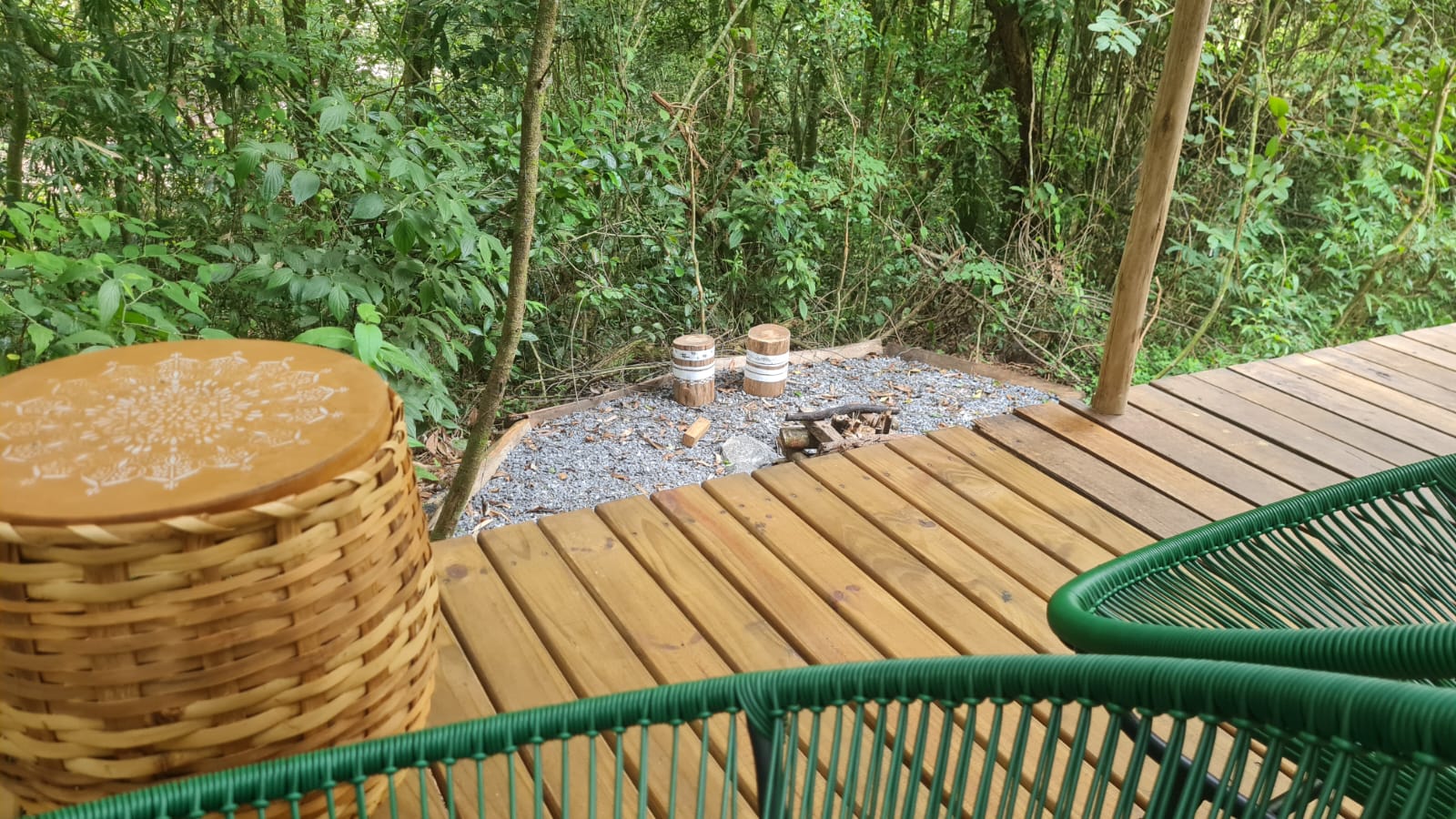 deck e fogueira ao fundo