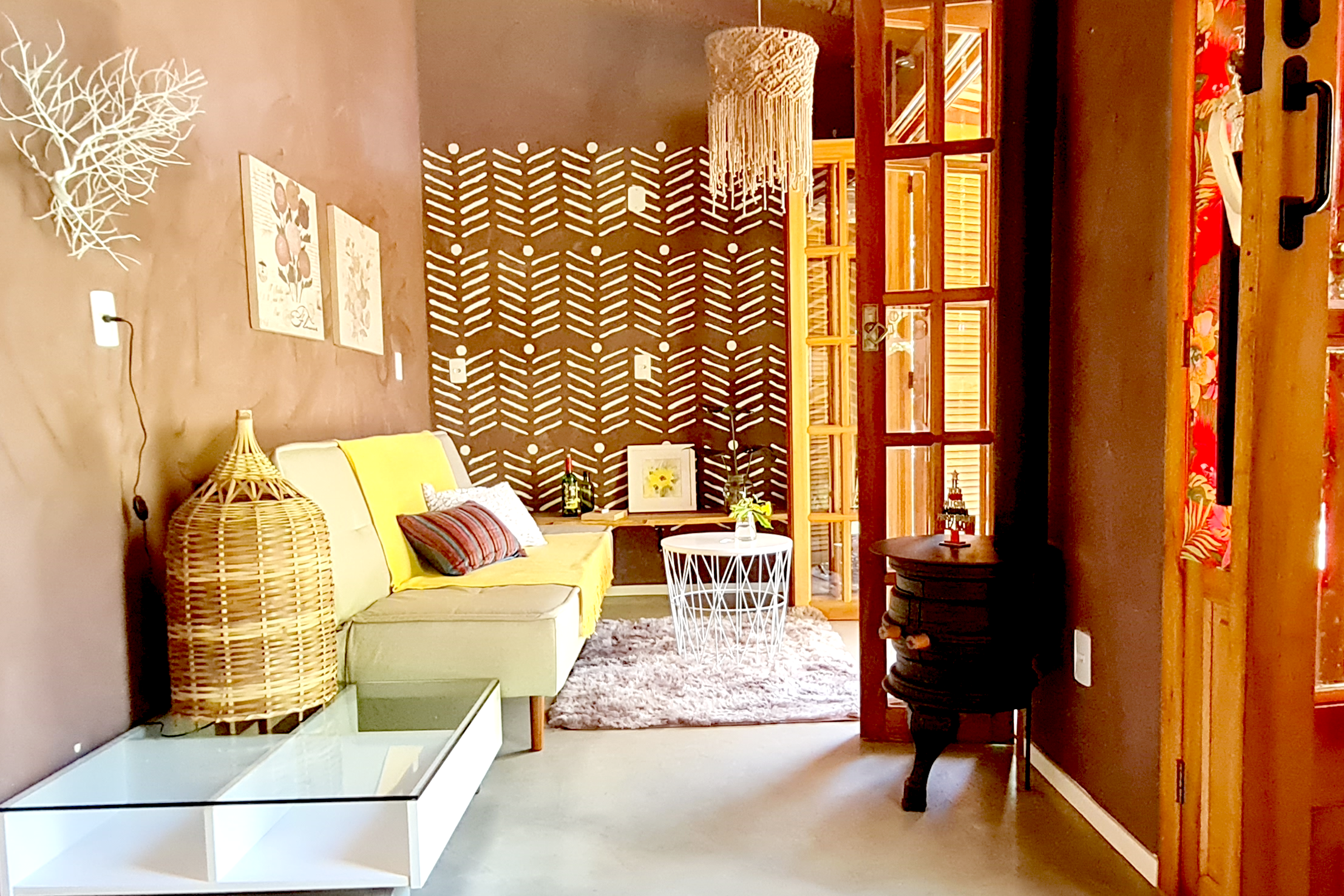 Sala integrada com o expaç externo ao abrir a porta balcão na Casinha de campo na roça. Em Cabanário Cunha - SP