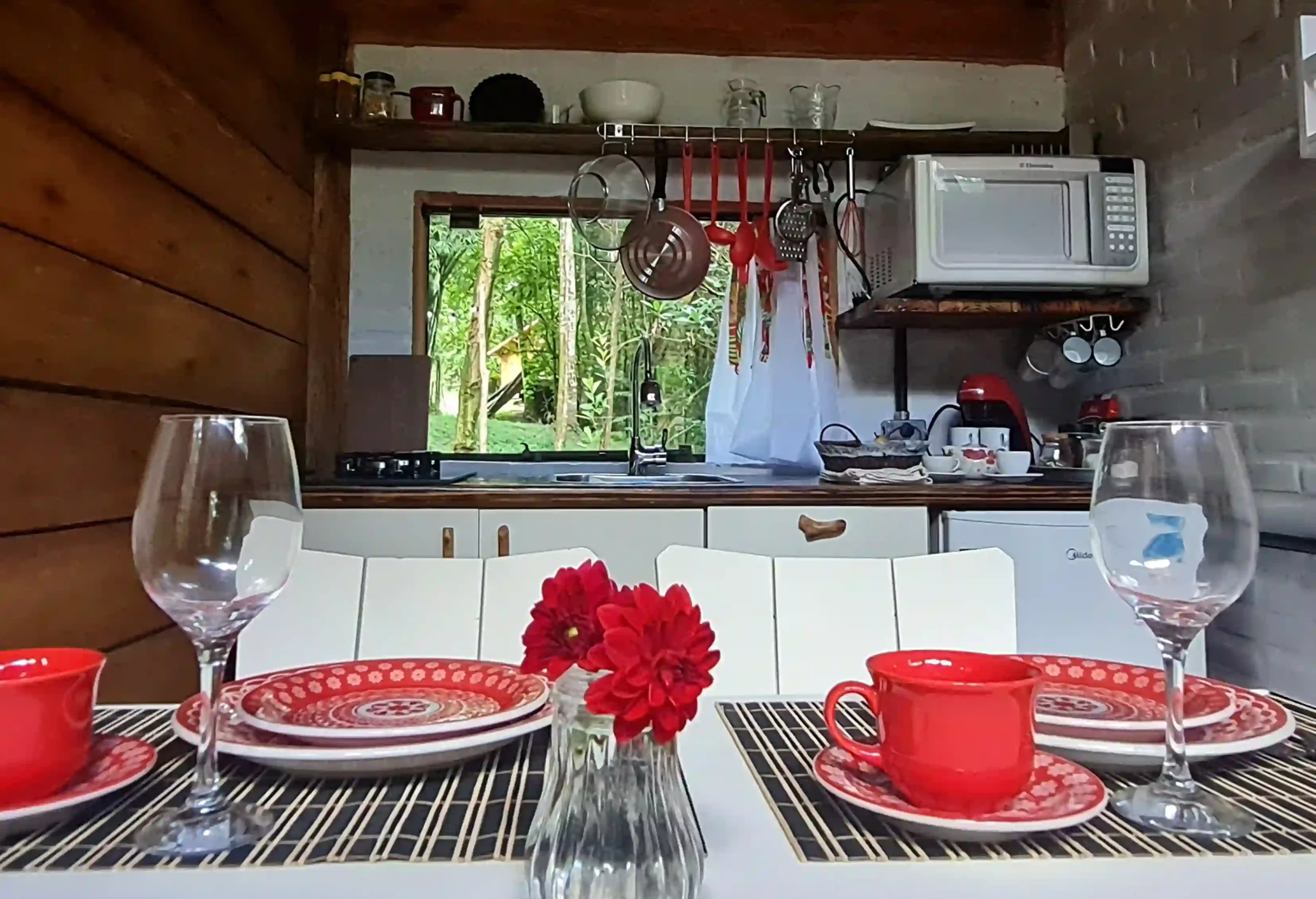 Cozinha Decorada em Vermelho em Cabana de Madeira.