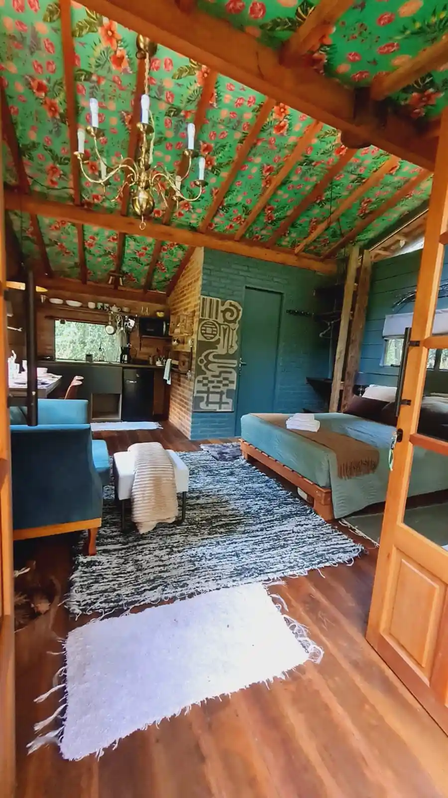 decoração de cabana de madeira na mata