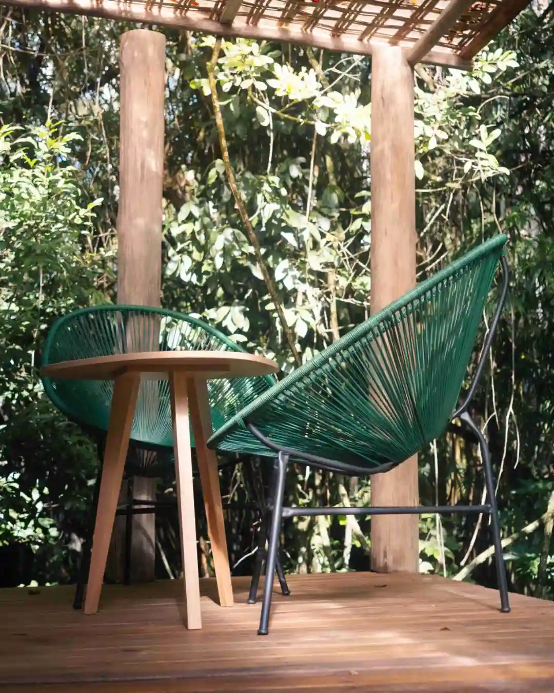 Cadeiras no deck de cabana da mata