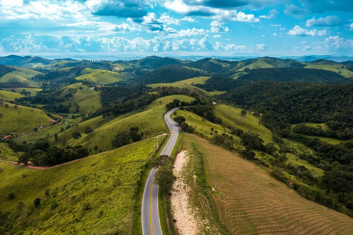 Estrada dos Sonhos em Meio ao Mar de Morro de Cunha à Campos Novos com uma vista deslumbrante.
