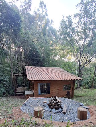 Vista da Cabana Mayu no Cabanário, da fogueira e da mata integrado à natureza nativa da região de Cunha.
