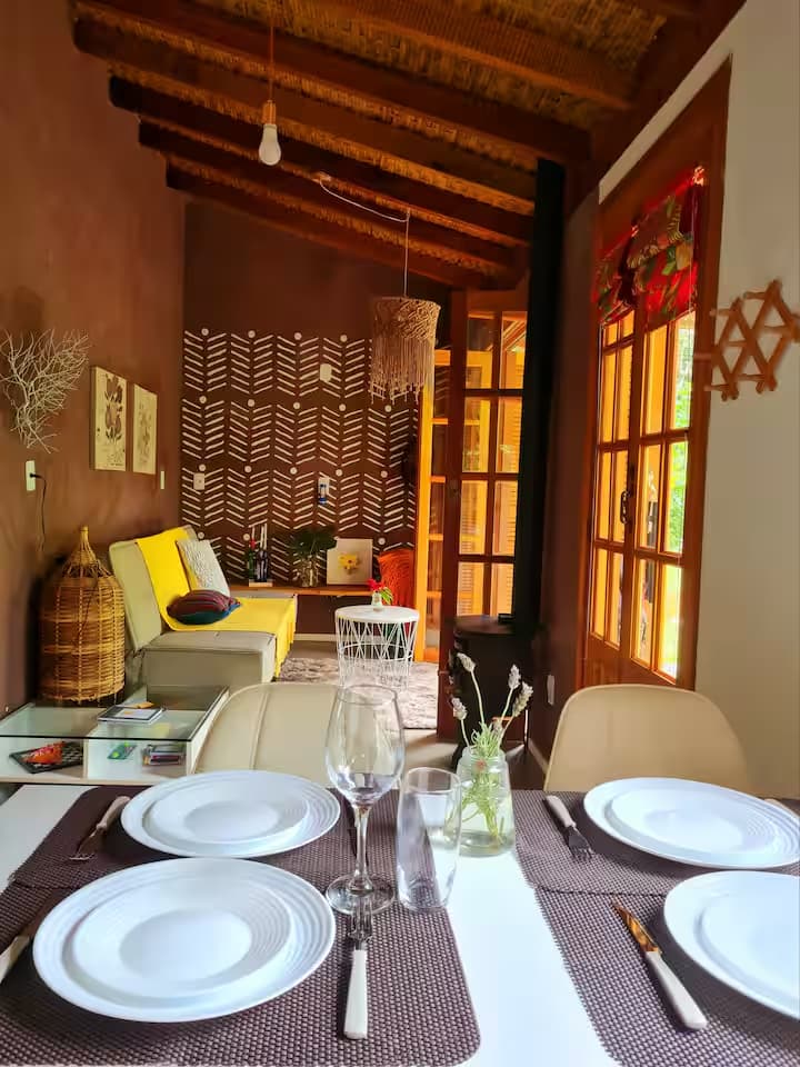vista da mesa da cozinha para a saleta integrada da casa de campo do cabanario.