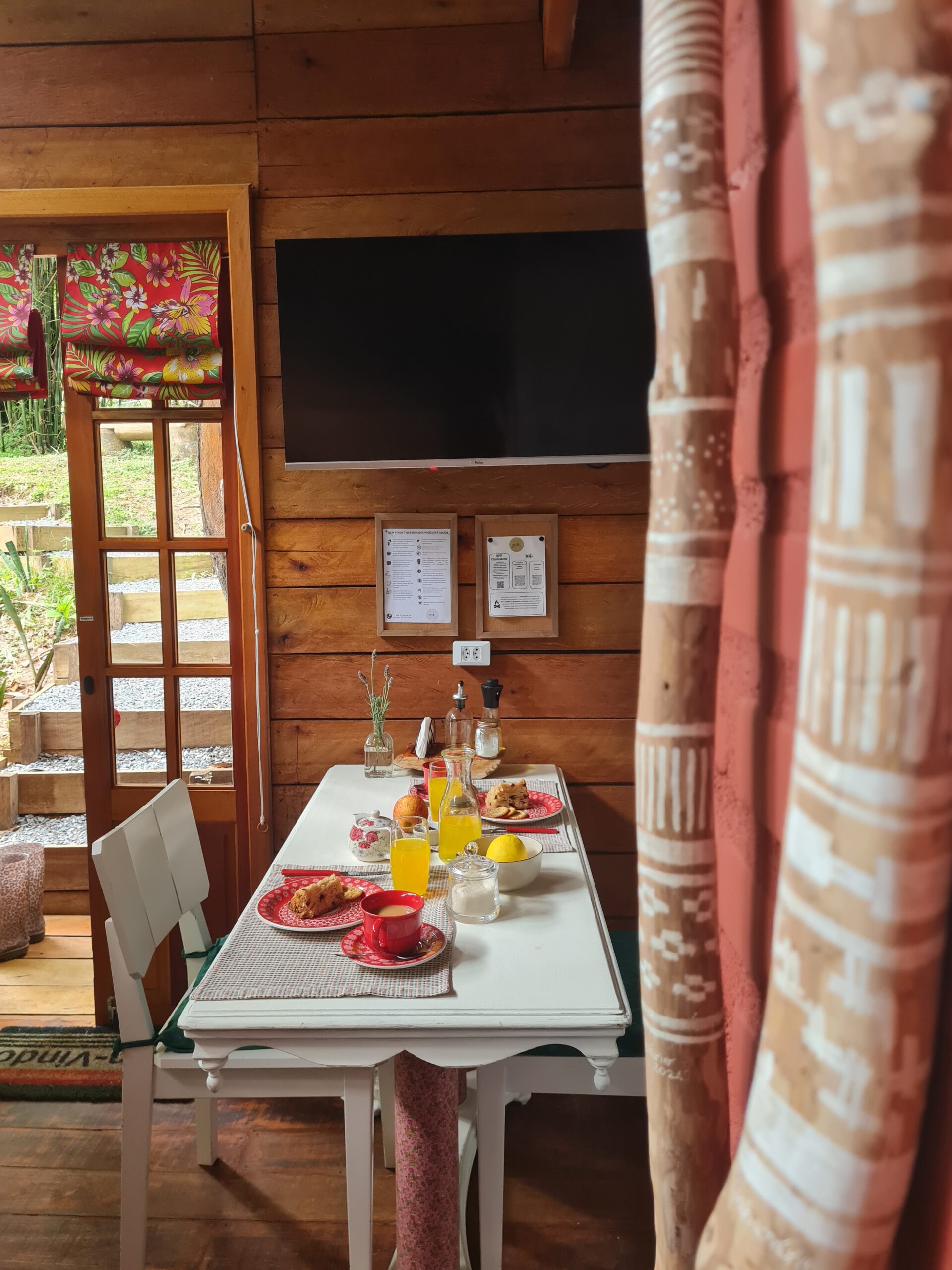 Detalhe das louças escolhidas para o Cabanário, com cerâmicas artesanais e peças lúdicas que compõem a decoração da mesa.