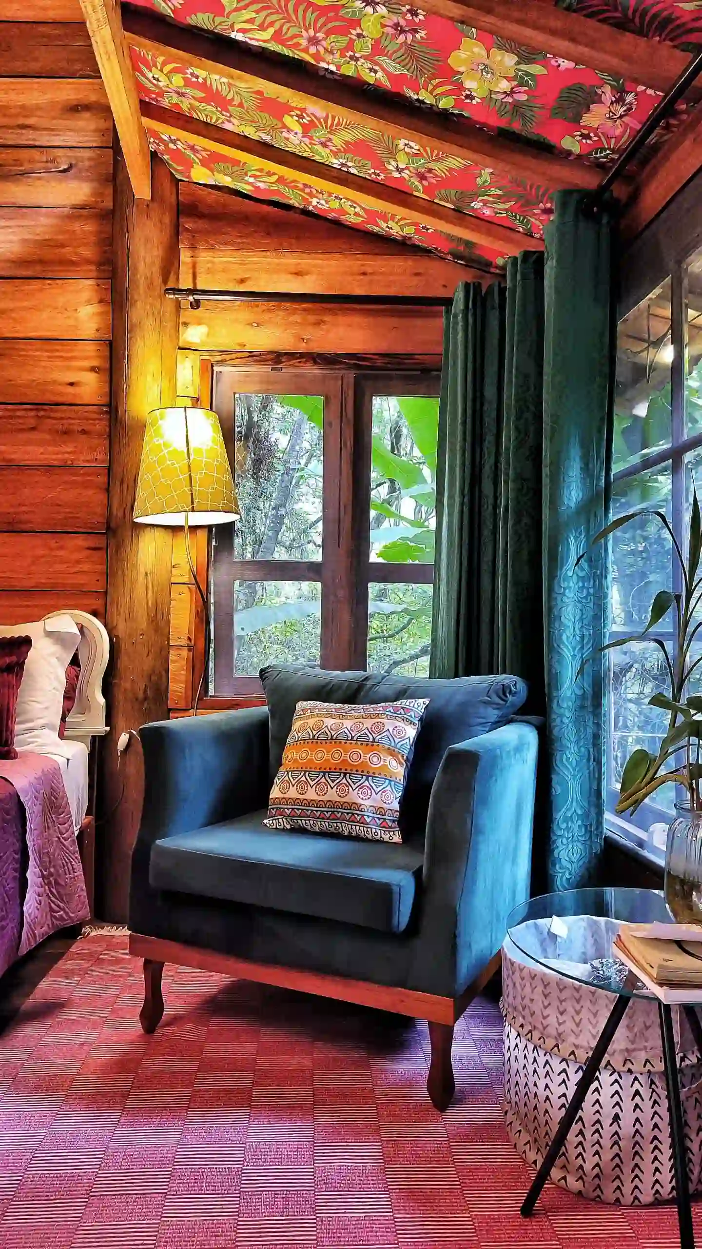 Poltrona Verde decoração em cabana de madeira com muito aconchego