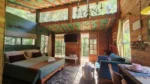 Quarto de cabana decorado verde