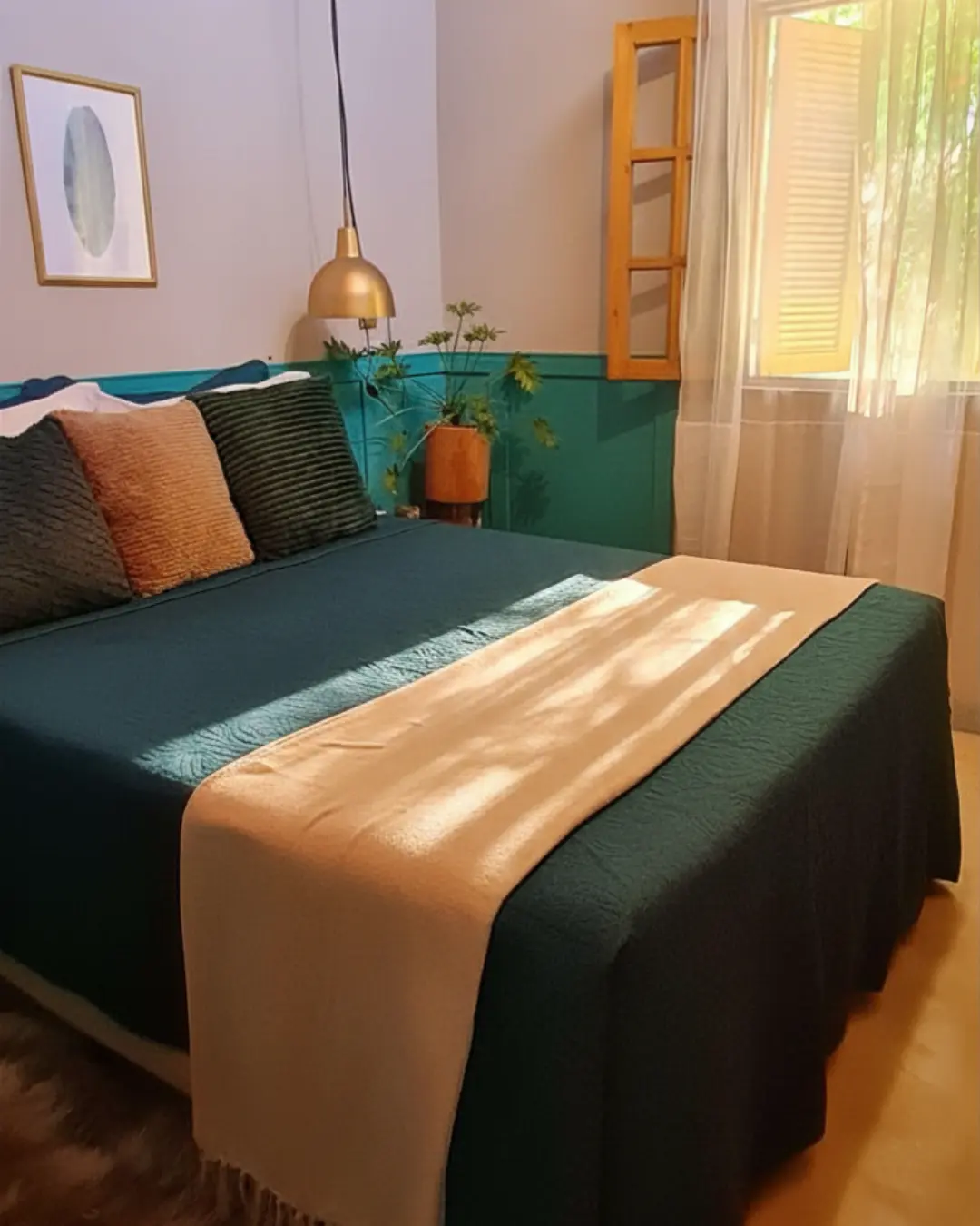 Cama do quarto com luzes ao final do dia