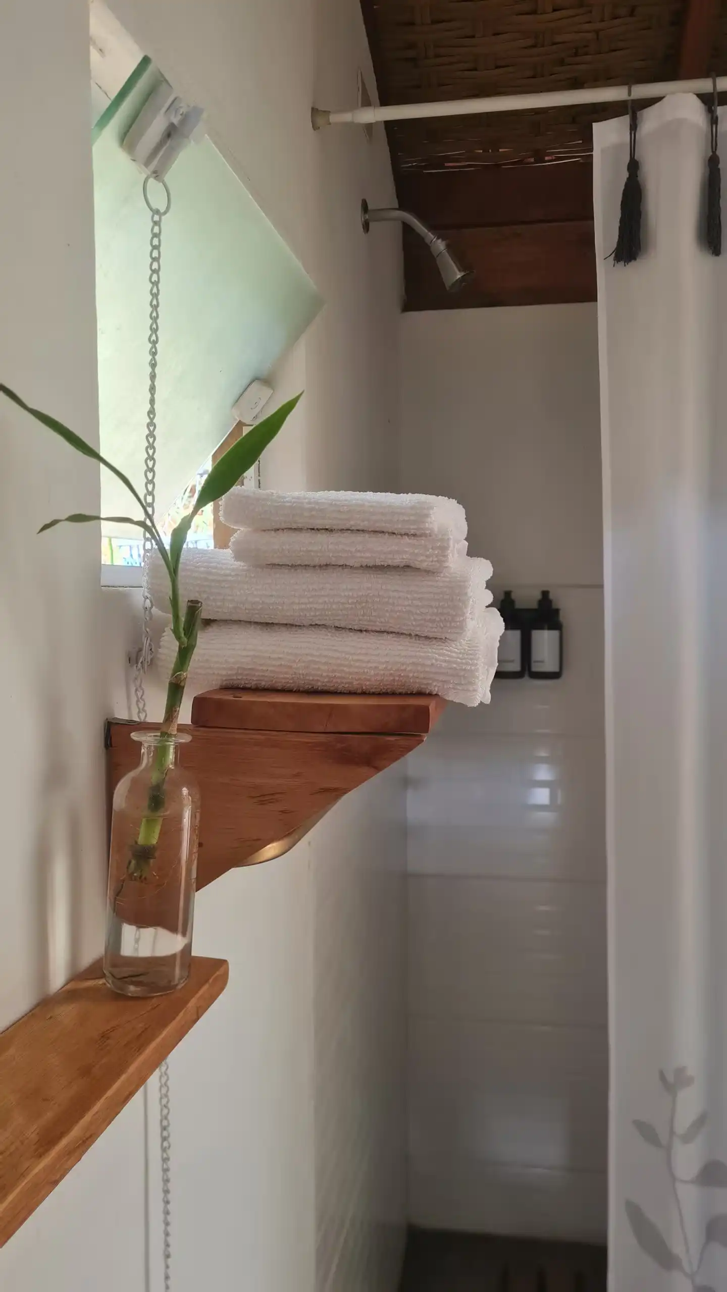 Toalhas em box da casa de campo. Decoração branca