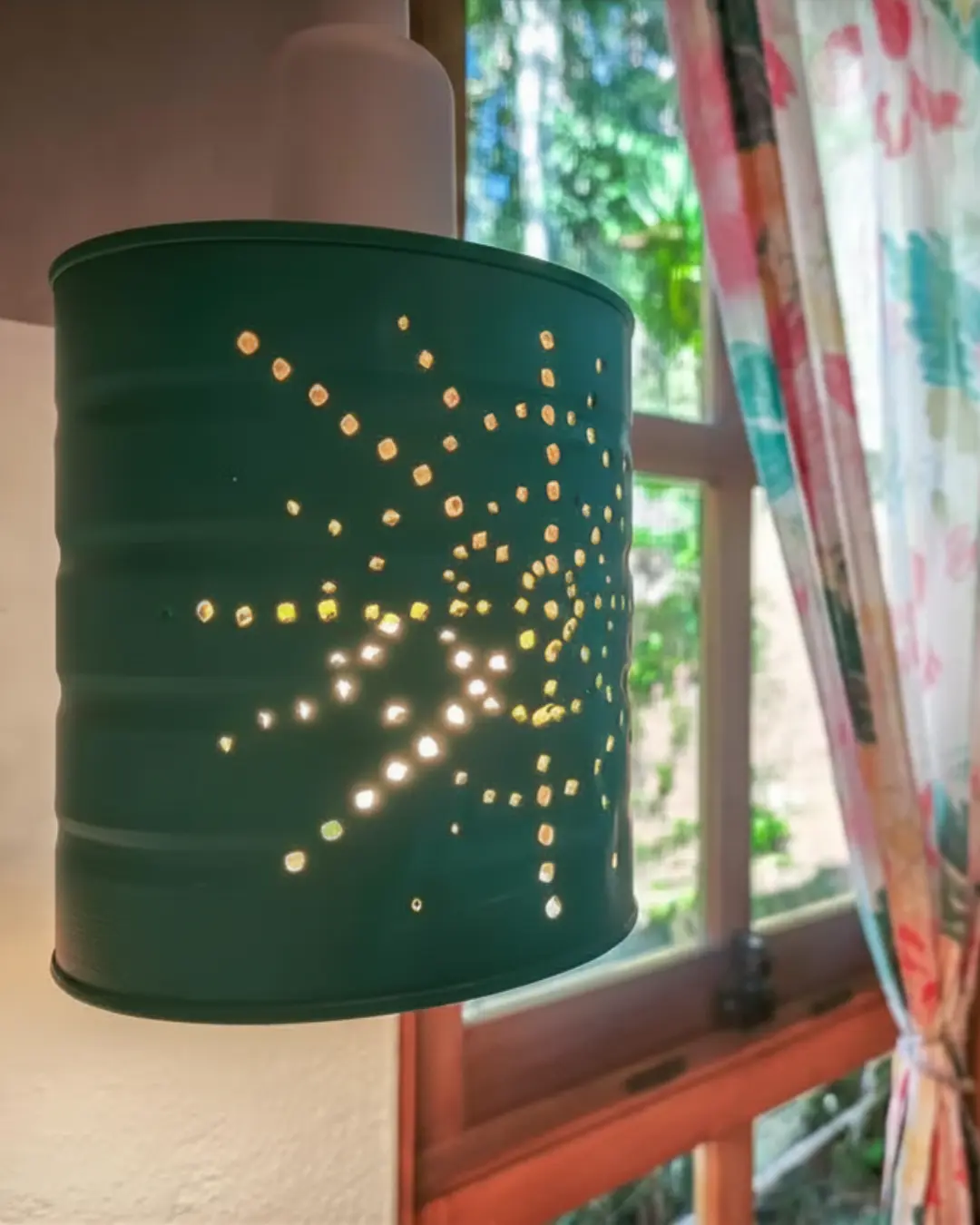 Luminária feitas de latas de leite em po furadas