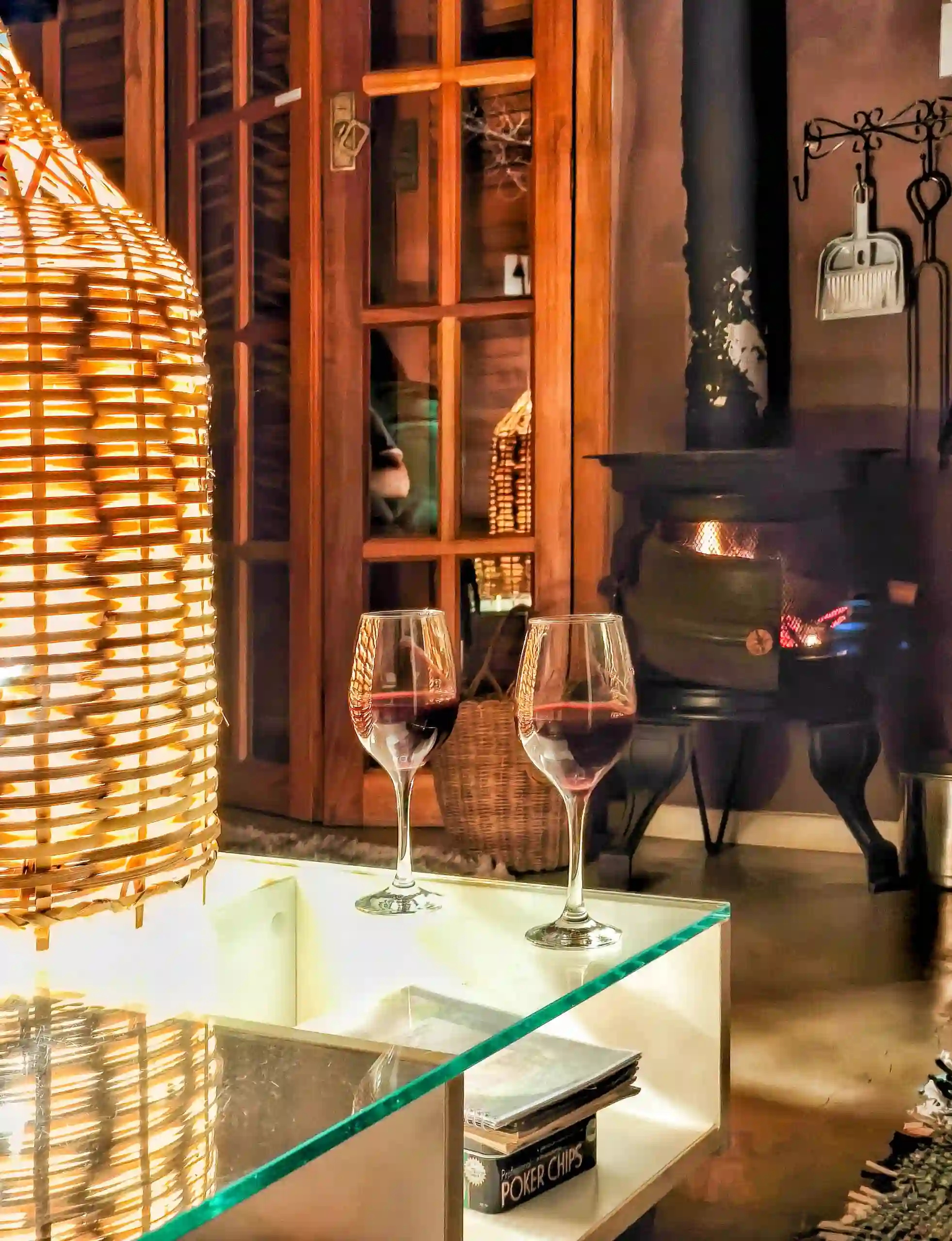 Lareira acesa com taças de vinho