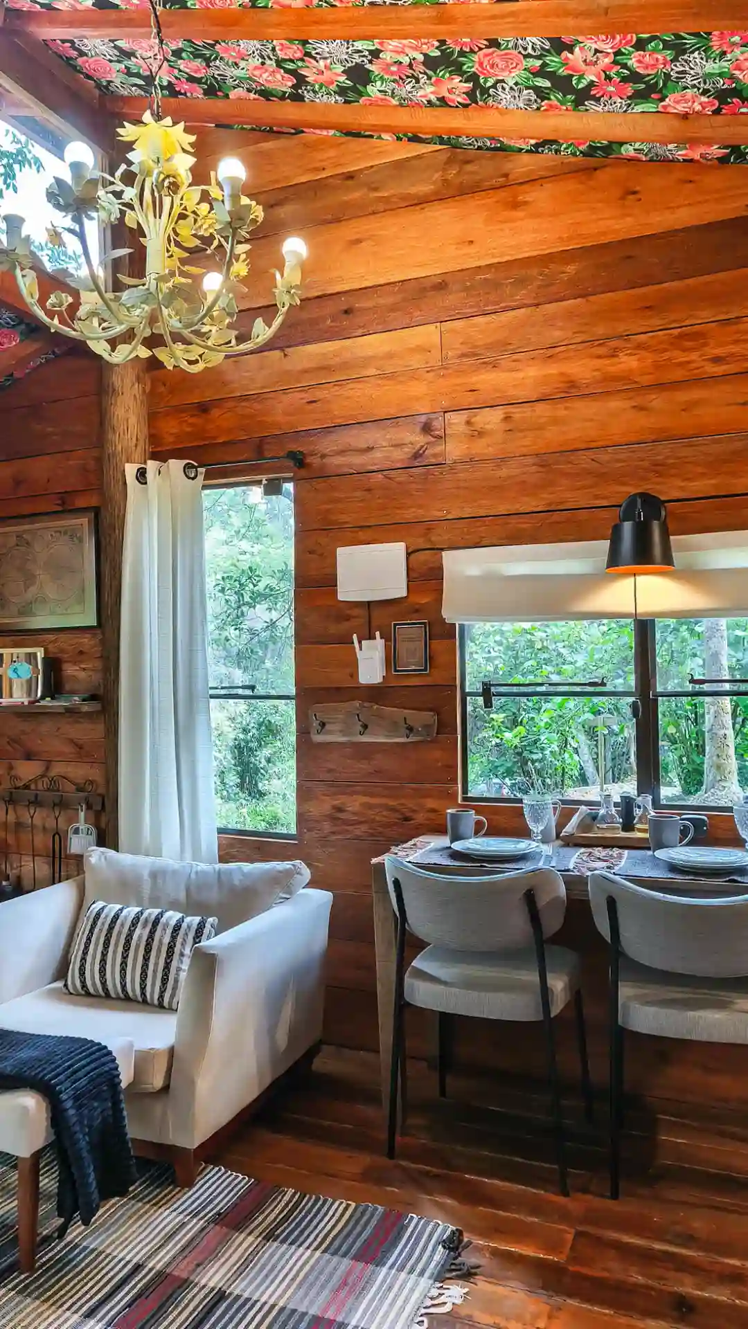 Poltronas e cadeiras decoração de cabana rústica de madeira