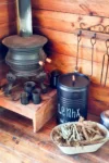 detalhe de lareisra rustica artesanal feita de rodas de carro