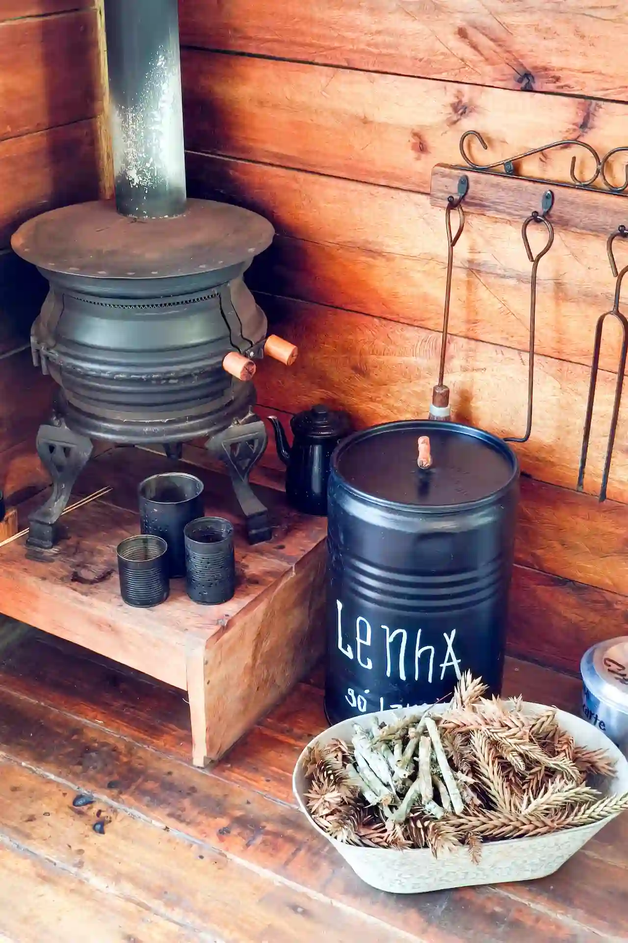 detalhe de lareisra rustica artesanal feita de rodas de carro