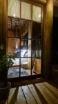Noite em quarto de cabana de madeira e iluminação de luminaria preta pendente e aconchegante