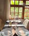 Mesa de Jantar pequena junto a janela ao entardecer.