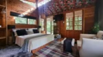 Quarto preto e Branco de cabana na floresta
