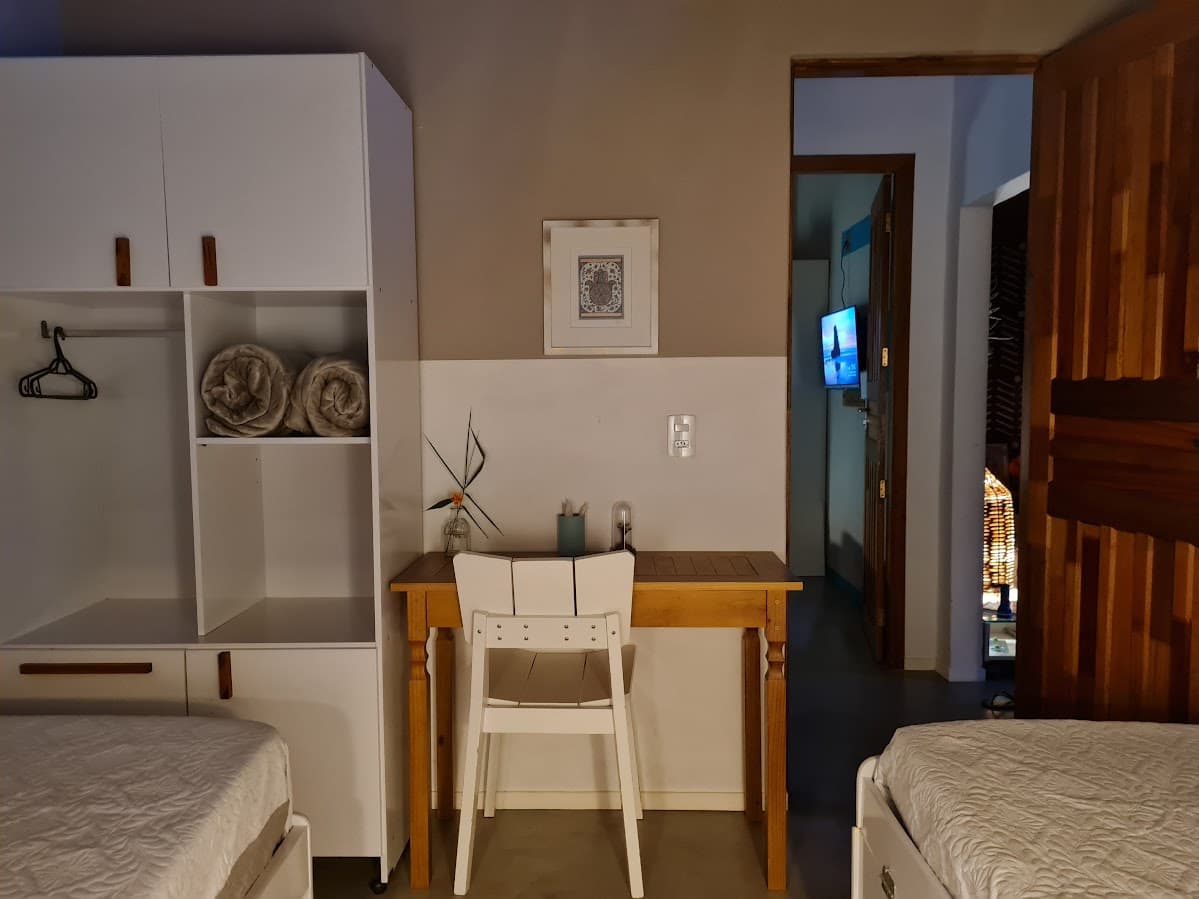 Mesa Home Office quarto dos solteiros na casa de campo. Branco e bege