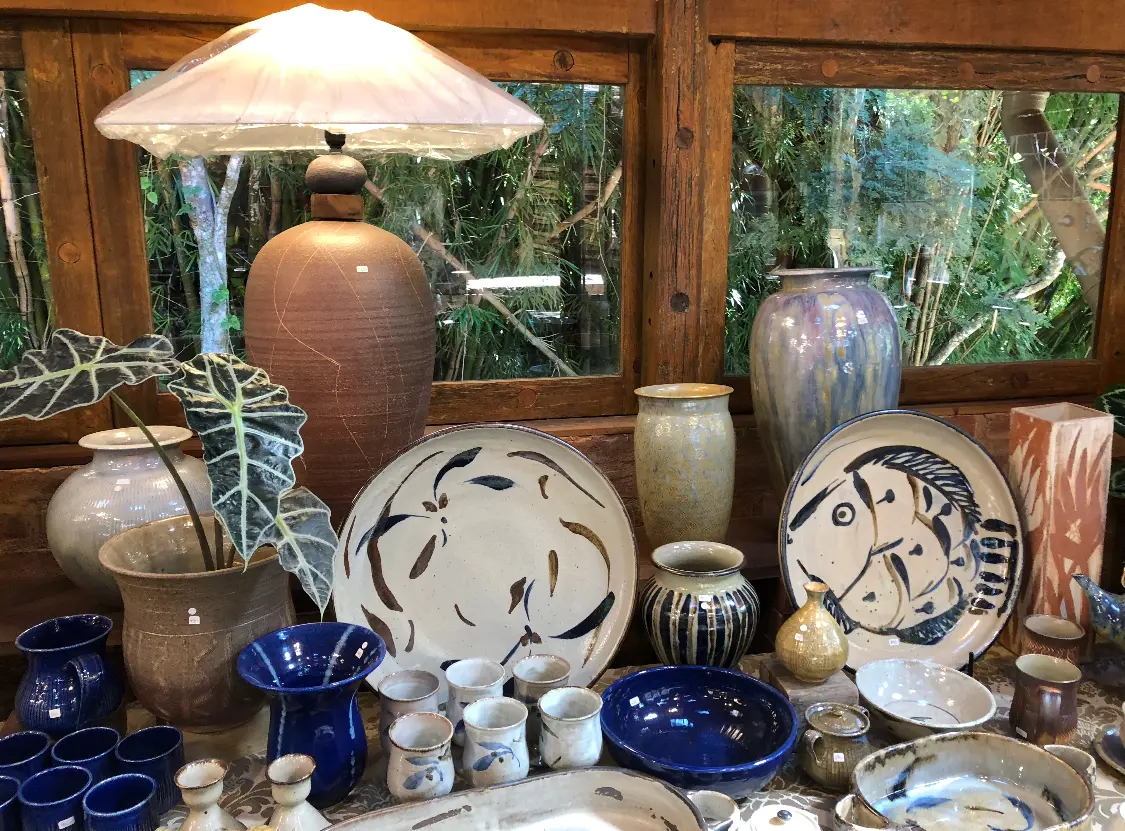 Peças de cerâmica artística expostas em um ateliê de Cunha, SP