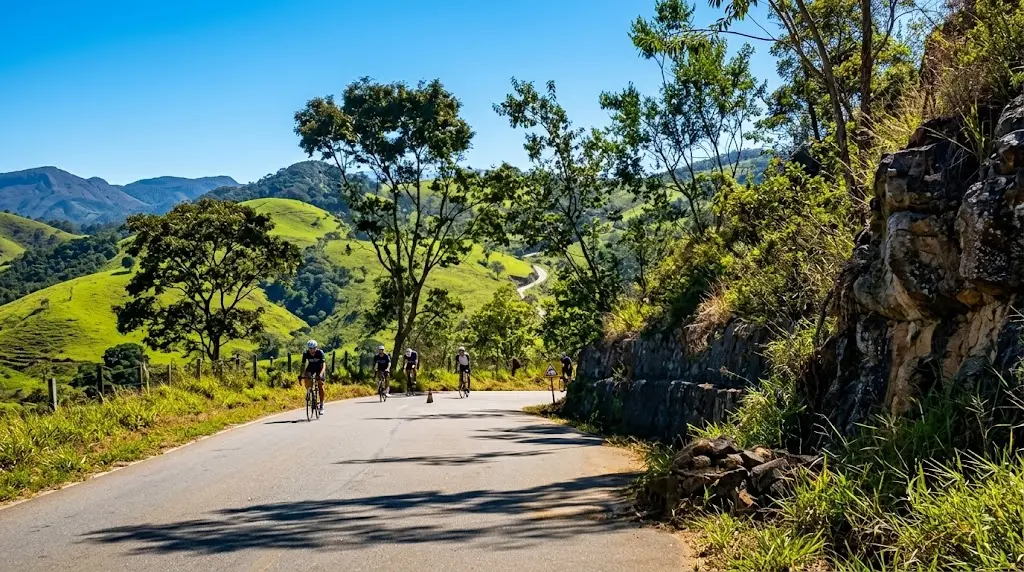 Ciclistas percorrendo uma estrada entre as montanhas durante o L’Étape Cunha